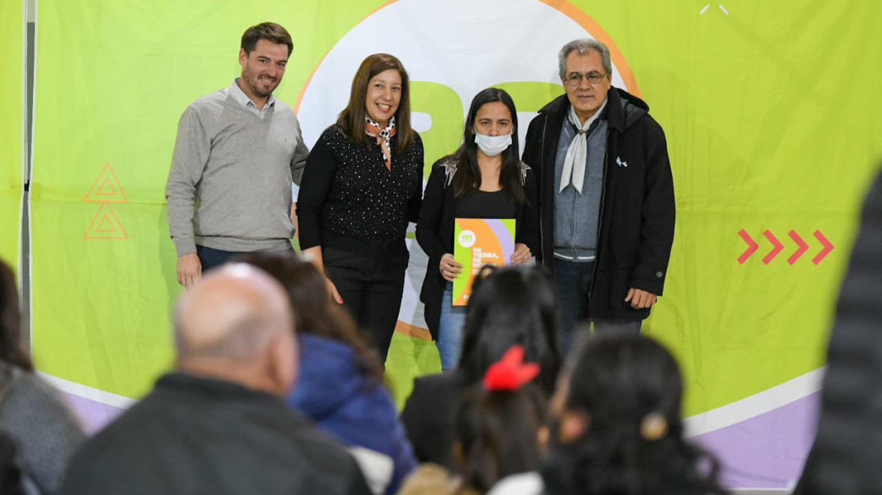 Mainqué 50 familias avanzan con la escrituración de sus viviendas