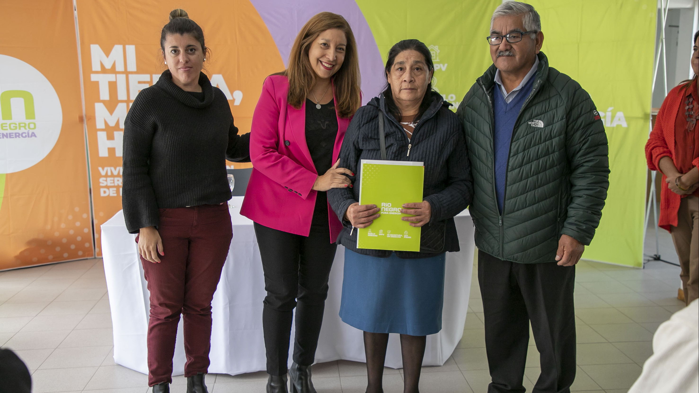 Familias De Bariloche Recibieron La Escritura De Su Casa Comunicaci N