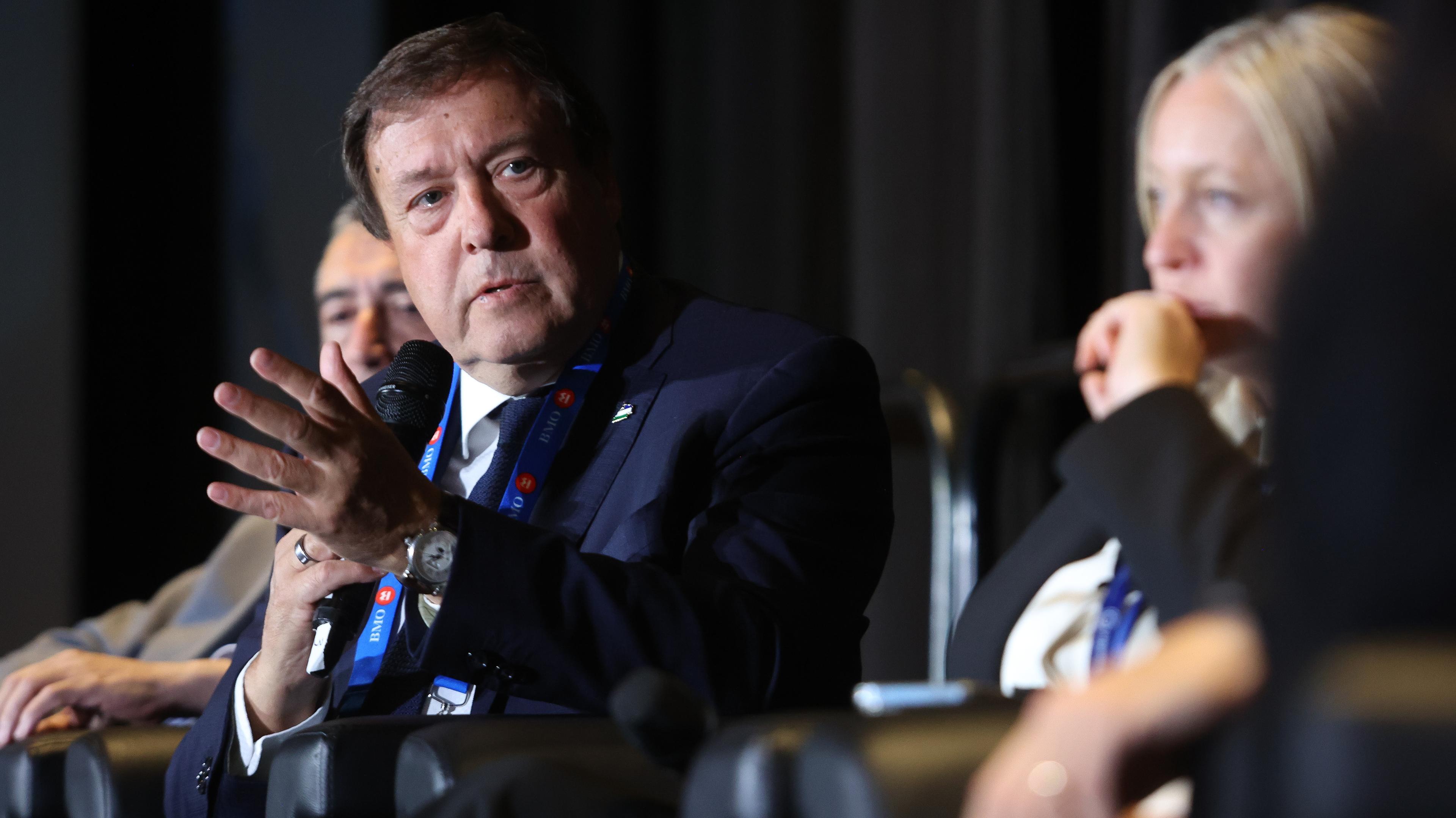 PDAC: En Canadá, Weretilneck posiciona la minería como motor de empleo joven